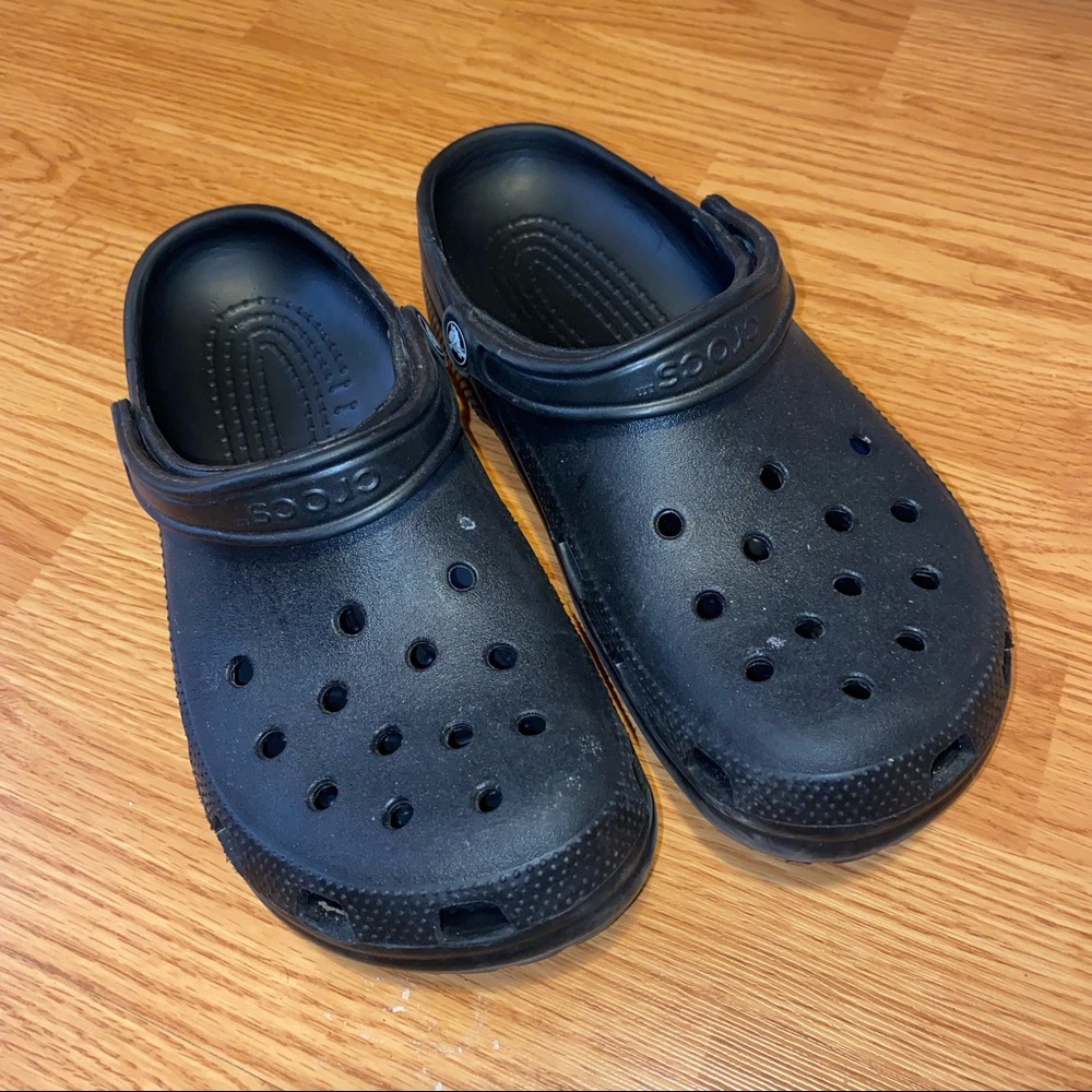 All black crocs